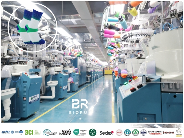 打羽毛球穿什么袜子好？解锁专业羽毛球袜和普通袜子有什么区别！柏润运动袜工厂助您抢占运动装备市场